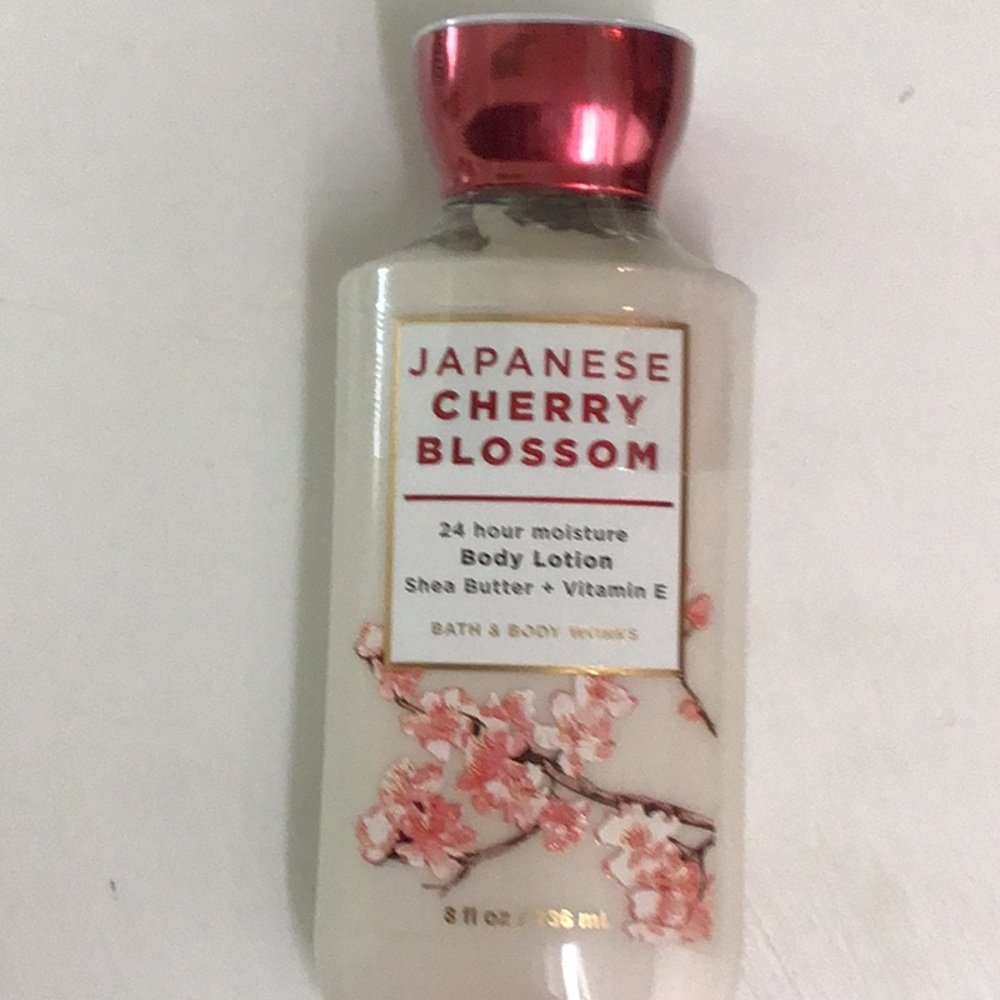 BATH AND BODY WORKS JAPANESE CHERRY BLOSSOM BODY LOTION